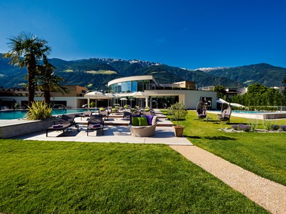 Familienhotel - Naturns bei Meran - Schöne Gartenanlage rund um die Outdoor-Pools - Familien - und Wellnesshotel Prokulus