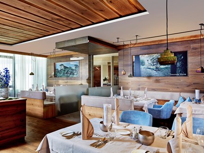 Familienhotel - Naturns bei Meran - Elegant gedeckte Tische im Restaurant - Familien - und Wellnesshotel Prokulus