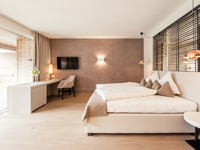 Familienhotel - Naturns bei Meran - Zimmer mit Doppelbett und TV-Ecke - Familien - und Wellnesshotel Prokulus