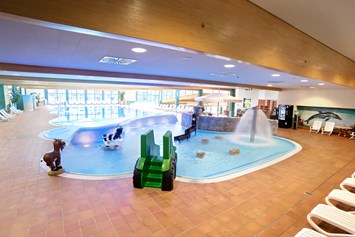 Kinderhotel: Schwimmbad - oberes Innenbecken mit Kleinkindbereich - Hotel Sonnenhügel Familotel Rhön