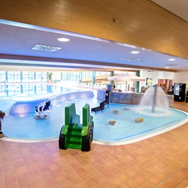 Kinderhotel: Schwimmbad - oberes Innenbecken mit Kleinkindbereich - Hotel Sonnenhügel Familotel Rhön