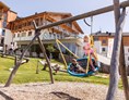 Kinderhotel: Außenspielplatz direkt vor dem Almfamilyhotel - Almfamilyhotel Scherer****s - Familotel Osttirol