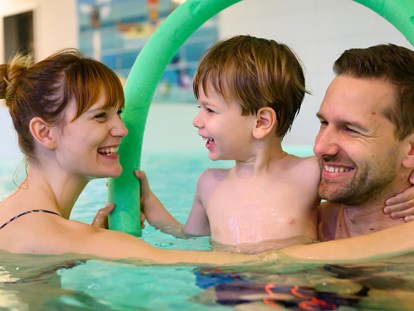 Familienhotel - Pools: Innenpool - Spiel & Spaß im Schwimmbad - Familien Wellness Hotel Restaurant Seeklause