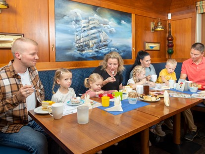 Familienhotel - Deutschland - Im Restaurant das Kuchenbuffet genießen - Familien Wellness Hotel Restaurant Seeklause