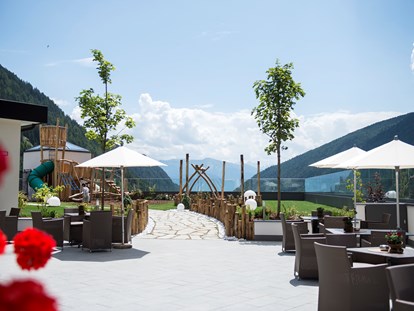 Familienhotel - Trentino-Südtirol - großzügige Terrasse - Familienhotel Huber