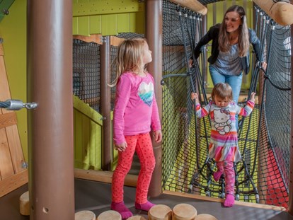 Familienhotel - WLAN - Die Rabaukenburg: Die Kletteranlage aus Holz sorgt für Spaß bei jedem Wetter - Familotel Landhaus zur Ohe