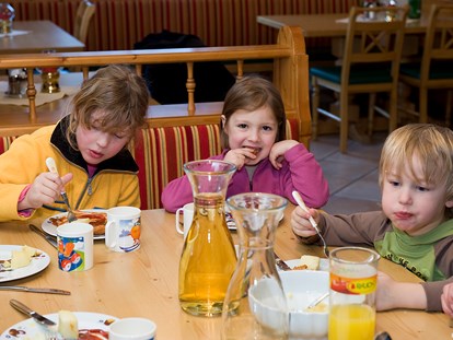 Familienhotel - Kinderwagenverleih - Leckeres Kindermittages-Essen inklusive - Familienhotel Oberkarteis