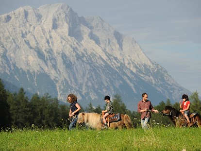 Familienhotel - Tirol - Ausritt mit den Ponys - Der Stern - Das nachhaltige Familienhotel seit 1509