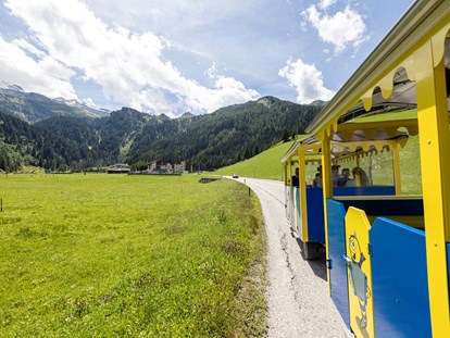 Familienhotel - Tirol - Im Sommer Ausfahrten mit unserem Panoramazug "Kurt, der Gletscherwurm" zu den Tuxer Bauernhöfen - Kinder- & Gletscherhotel Hintertuxerhof