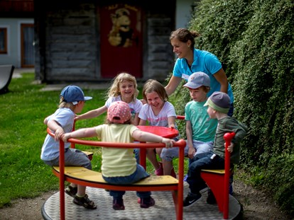 Familienhotel - Pools: Innenpool - Kinderbetreuung ab 1 Jahr - Hotel Felsenhof