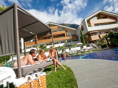 Familienhotel - Pools: Innenpool - Beheizter Außenpool mit 50m Rutsche - Familien-Wellness Residence Tyrol