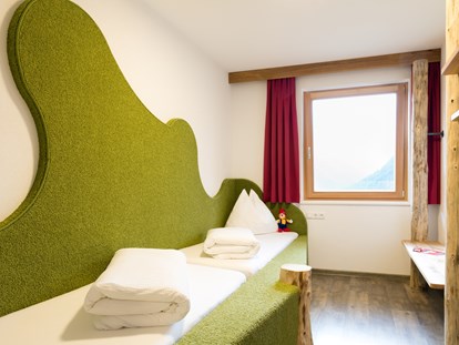 Familienhotel - Pools: Innenpool - Suite mit Kinderzimmer - Almfamilyhotel Scherer****s - Familotel Osttirol