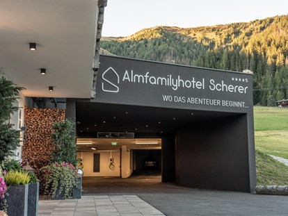 Familienhotel - Pools: Innenpool - Einfahrt in den Abenteuerurlaub - Almfamilyhotel Scherer****s - Familotel Osttirol