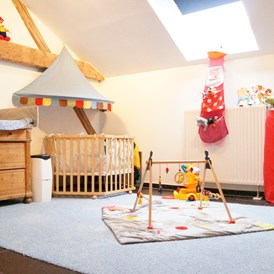 Kinderhotel: Zimmer mit Babyausstattung - Gut Landegge Familotel Emsland
