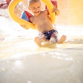 Kinderhotel: Rutschen im Kinder-Erlebnis-Schwimmbad - Family Home Alpenhof