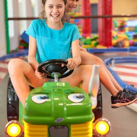Kinderhotel:  Kids-Kart-Strecke in der Indoor-Erlebniswelt - Familotel Schreinerhof