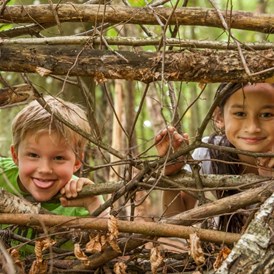 Kinderhotel: Die Natur erkunden im Abenteuerwald - Familotel Landhaus zur Ohe