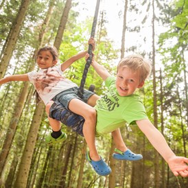 Kinderhotel: Ein wilder Flying Fox Ritt im Abenteuerwald mit 20 Spielstationen - Familotel Landhaus zur Ohe