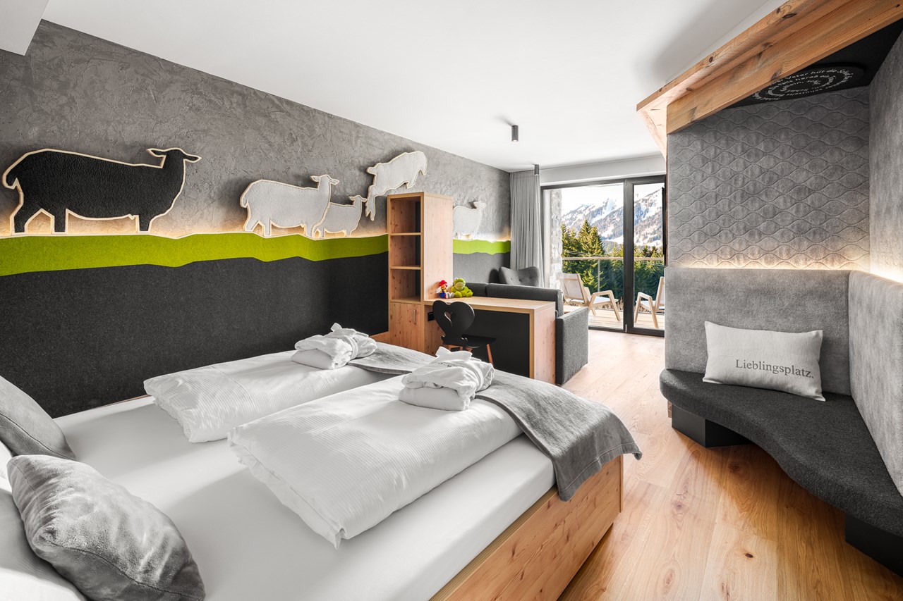 Familotel Allgäuer Berghof Zimmerkategorien Familien-Suiten | 2-Raum mit Balkon und Parkett
