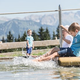 Kinderhotel: Froschis Wasserpark im Außengelände - Familotel Allgäuer Berghof