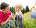 Kinderhotel: Natur entdecken mit der Kinderbetreuung - Familotel Allgäuer Berghof