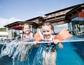 Kinderhotel: Badespaß im beheizten Außenschwimmbad - Familotel Allgäuer Berghof