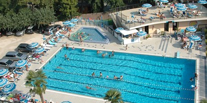 Familienhotel - Forli-Cesena - Großer Pool mit Liegen und Sonnenschirmen - Hotel Beau Soleil